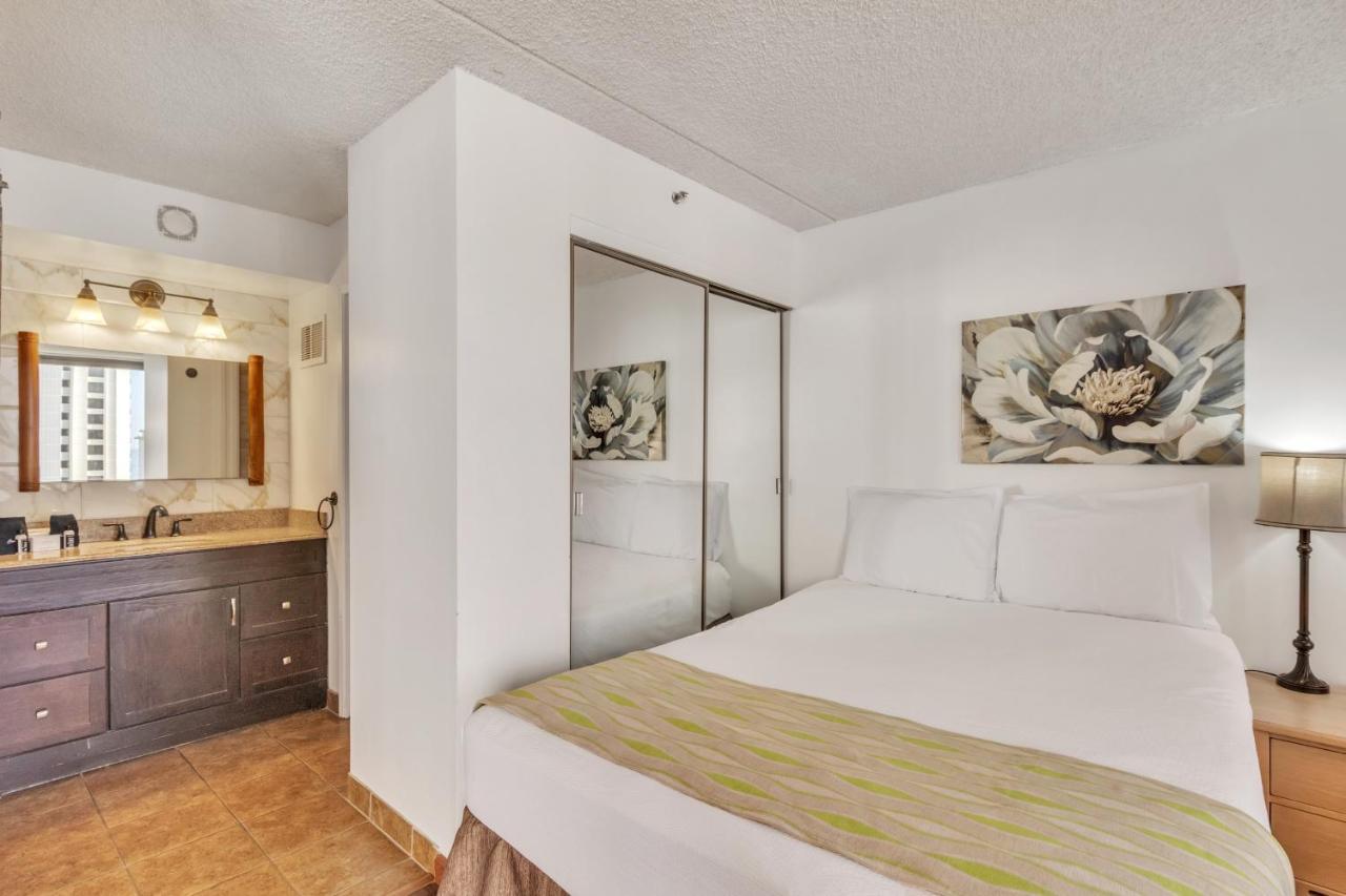 Sea View Condos At The Waikiki Banyan - Free Parking! Гонолулу Экстерьер фото