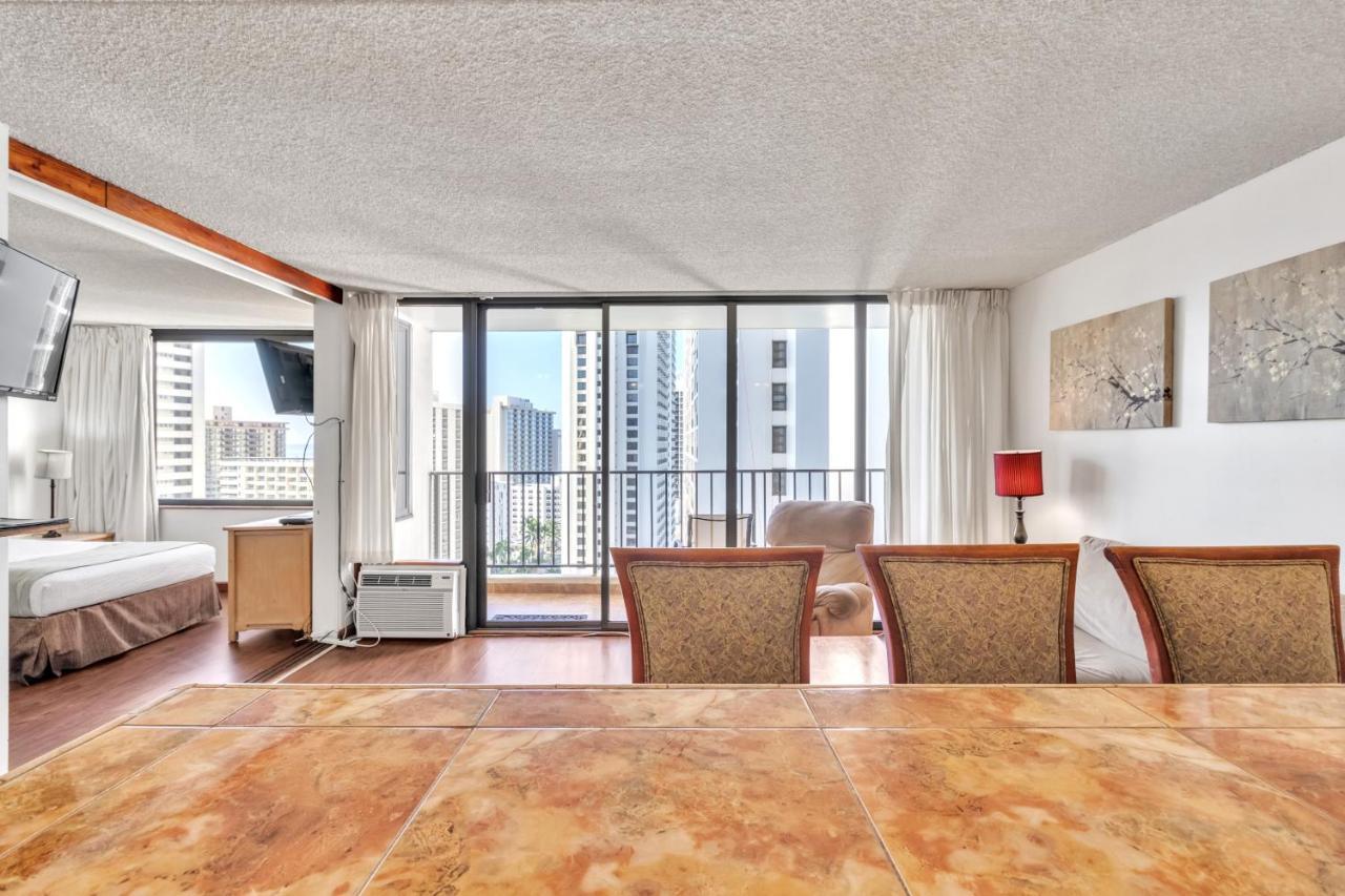 Sea View Condos At The Waikiki Banyan - Free Parking! Гонолулу Экстерьер фото