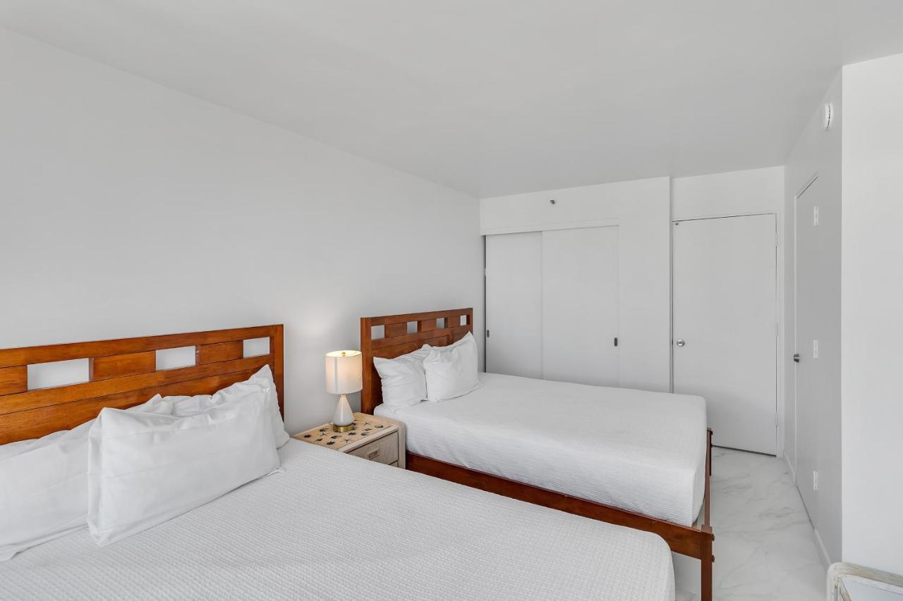 Sea View Condos At The Waikiki Banyan - Free Parking! Гонолулу Экстерьер фото